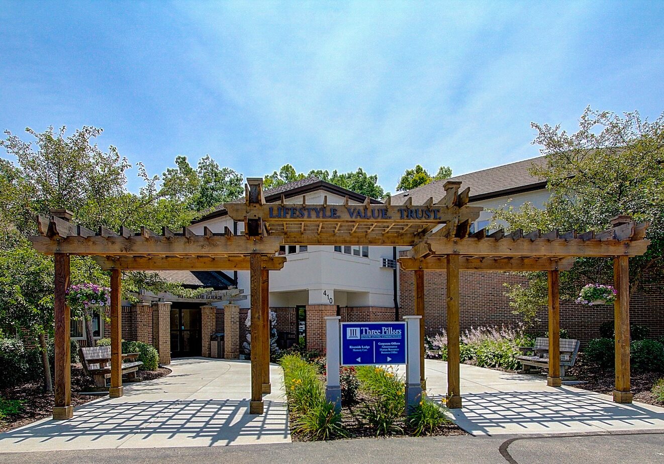 Riverside Lodge - Entrance and BO upclose, cropped