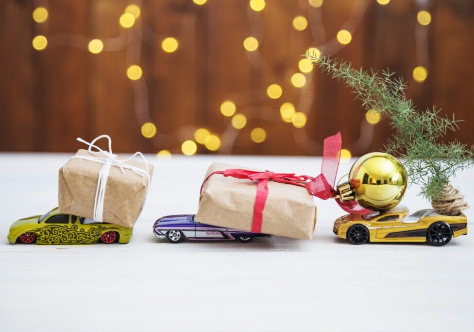 christmasgiftsontoycars_freepik-min