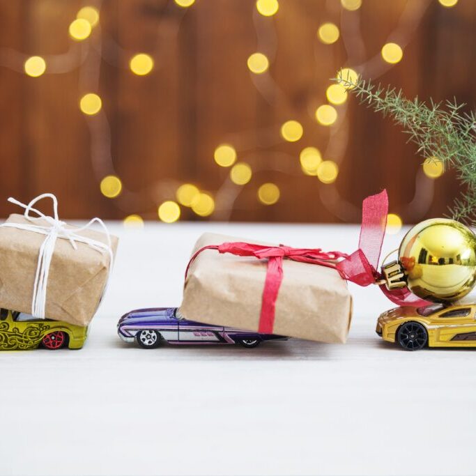 christmasgiftsontoycars_freepik-min